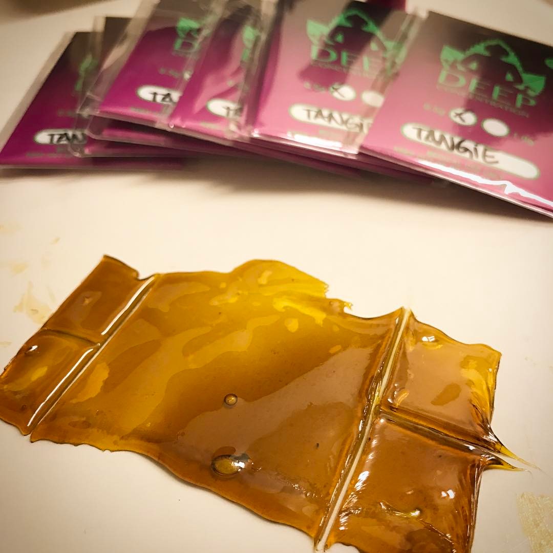 stamp_weed's tweet photo. Had a nice time packing this super terpy tangie Shatter 🍊🍊🍊🍊 mad respect to @stamp_weed for the 🔥🔥🔥🔥🔥🔥🔥 fresh drop, run and get ur own because its limited! 
https://t.co/Baf2u5BPcV https://t.co/OABhO1dVVb