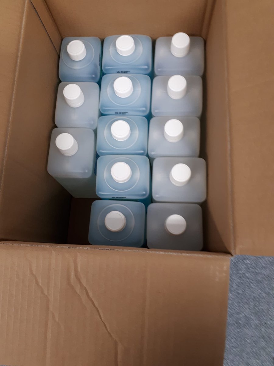 AnkeGoergen's tweet photo. “Probeer vooral niet te panikeren”
Mama: hier is 13 liter Dettol 
#hamsteren #Covid_19 https://t.co/QV6dAGWHe4