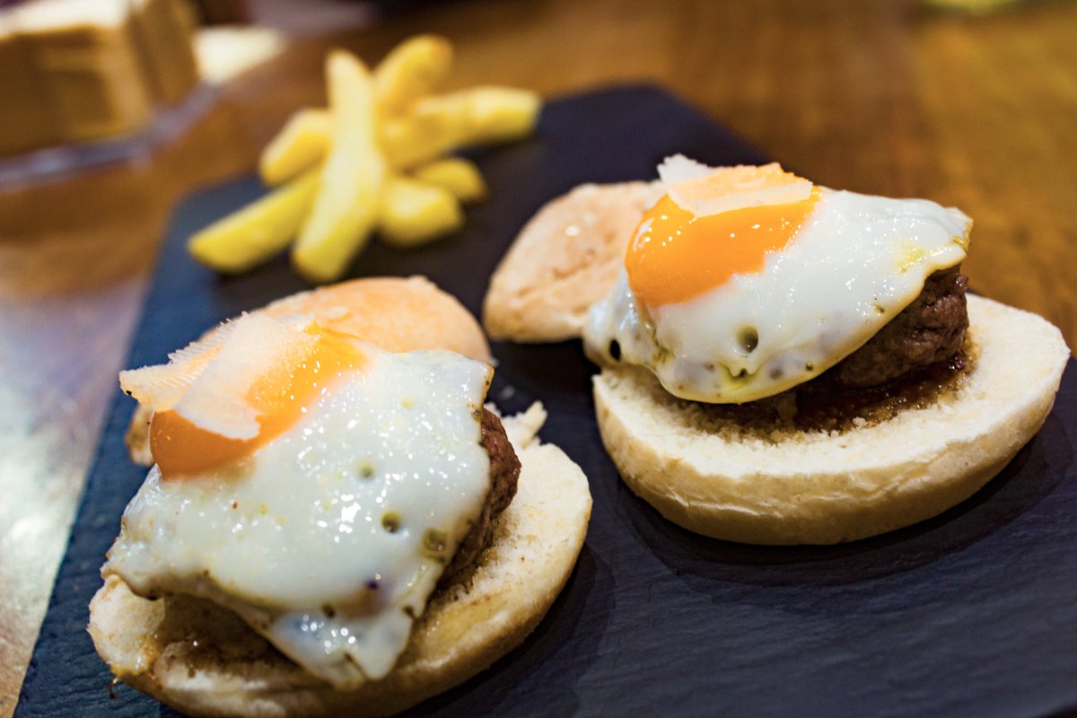 ConAcentoResto's tweet photo. También ponemos el #acento en los más pequeños. Que vengan "soñando" con nuestras minihamburguesas nos encanta 😍¿Y a quién no? #soñar #comerbien #comersano #niños https://t.co/Gl5B68WrgZ