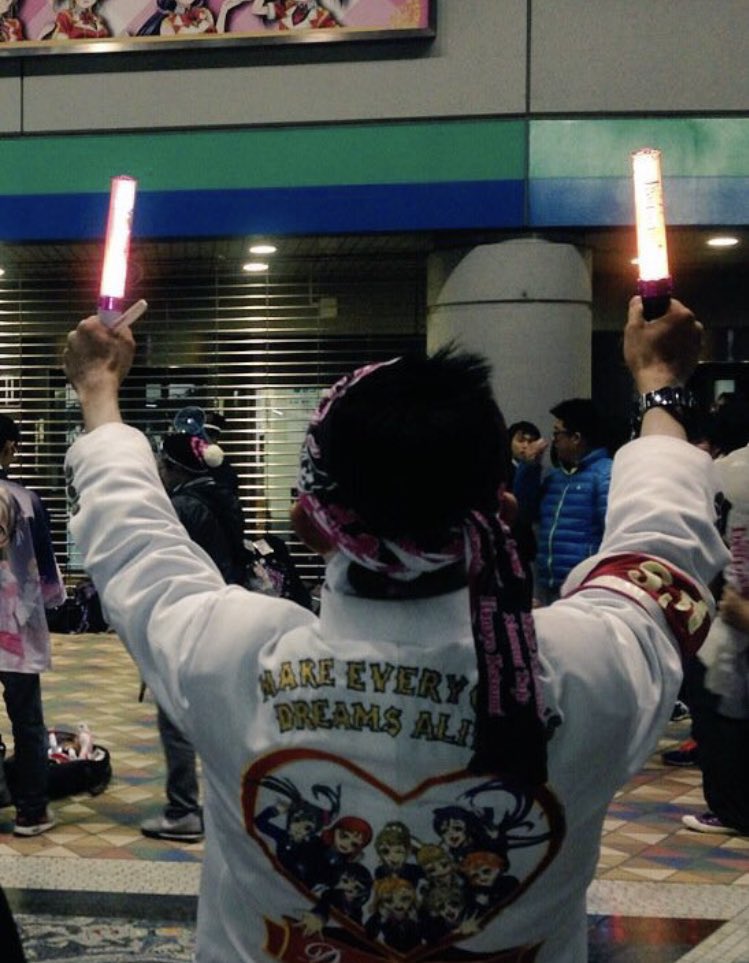 日陰者 なぜm Sのnew Singleのコスチュームが 白いセーラー服 かというと それはファイナルラブライブ で 私が刺繍を施した 白い学ラン を勝負服としたことに由来するという説がもっとも有力