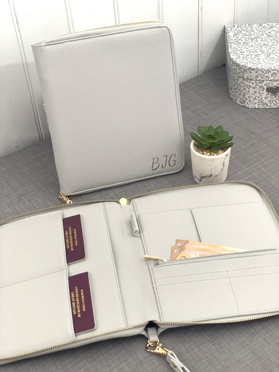 FussyBe's tweet photo. @HandmadeHour These personalised travel &amp; document wallets are a perfect gift for Mothers Day or a wedding present (Mr &amp; Mrs...)... we can personalise any way required 🖤 https://t.co/BV61t0rlOh https://t.co/YUdKqjjXIn