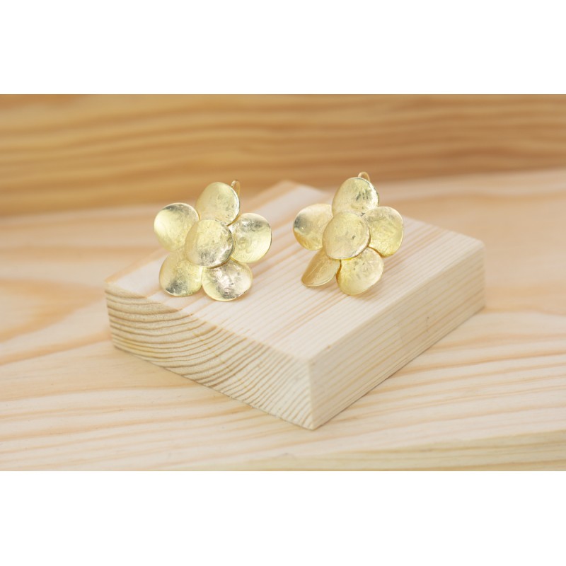 MariaLazuli's tweet photo. Los pendientes Flor de Violeta que resaltan el rostro.Tres tamaños a escoger y dos baños diferentes: oro y rodio. https://t.co/AKsWJL2P49 
#marialazuli #joyas #diseño #hechoamano #joyasdediseño #complementos #joyería #pendientes #diseñodejoyas #violetas https://t.co/fDlS6UC0VF