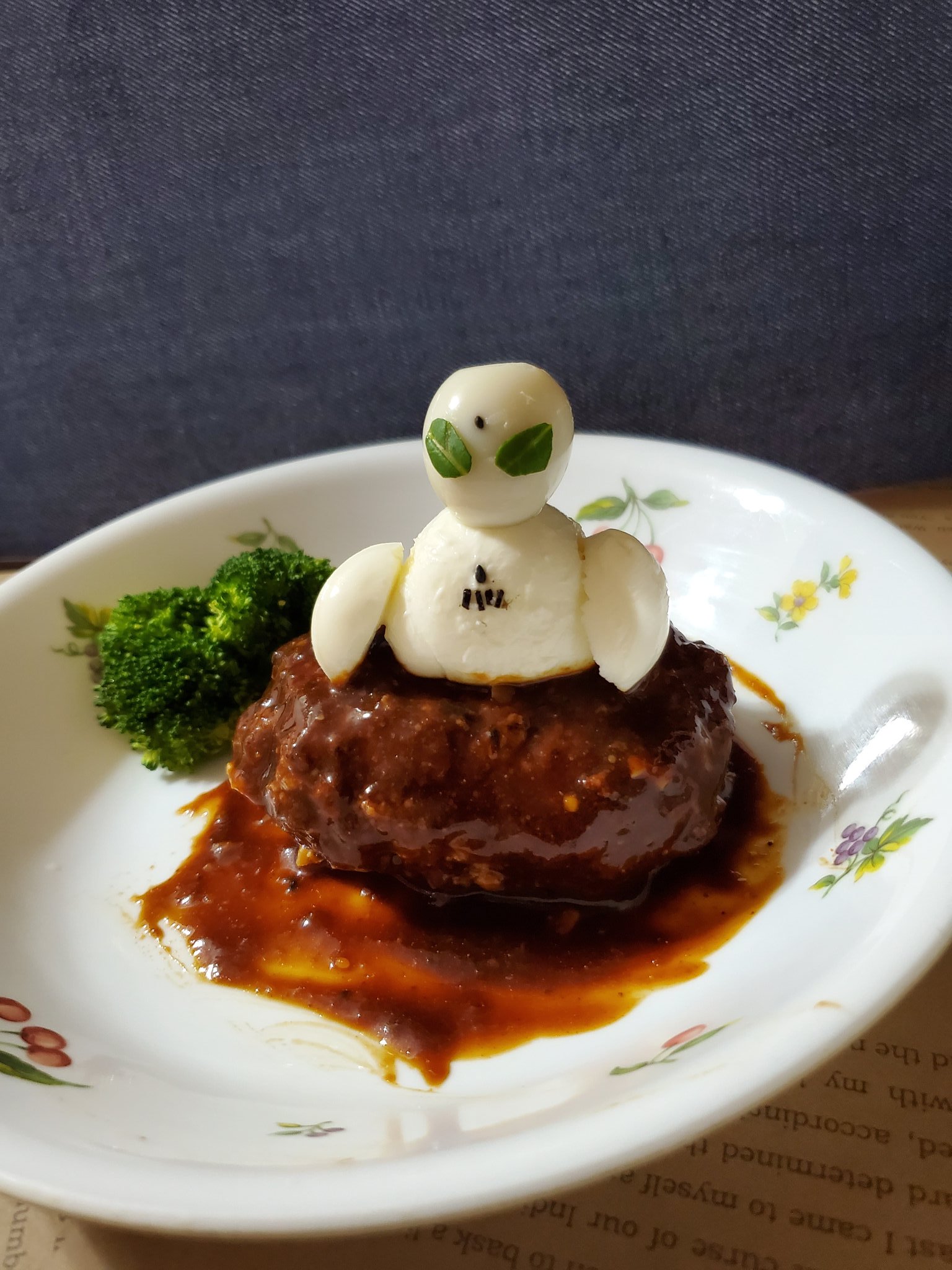 いくちゃん Orihimeパイロット いく鳥 Orihimeをハンバーグに乗せてみた 頭 うずらの卵 胴体 ボッコンチーニ チーズ 両手 モッツァレラチーズ 目 ベビーリーフ カメラ ゴマ スピーカー ゴマ 海苔 最近白くてまるい食べ物 などが Orihimeに見えて仕方