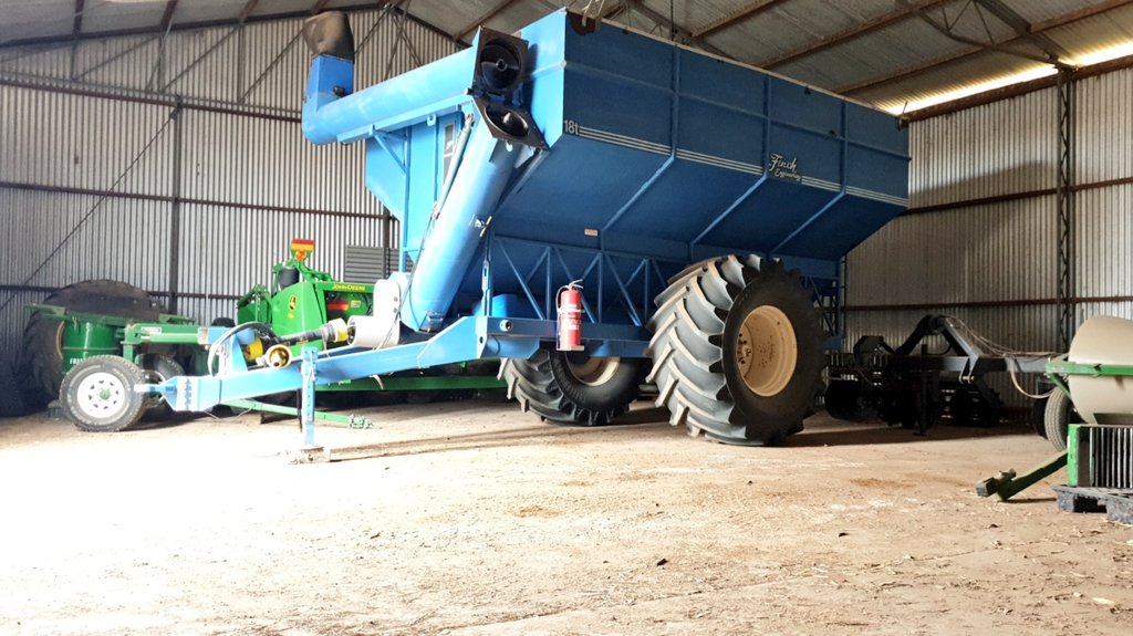 NicholasGale7's tweet photo. For sale, 18t finch chaser bin, harvest ready, good condition $45,000 ex GST. For more info call Reece Gale on 0437767022, RT appreciated. https://t.co/dz3M3Wapzc