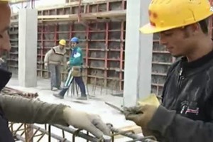 TgLa7's tweet photo. COVID-19, ANCE: COSTRETTI A SOSPENDERE CANTIERI IN TUTTA ITALIA. Impossibile garantire sicurezza e salute dei lavoratori secondo le ultime disposizioni del Governo. Necessario provvedimento immediato che consenta alle imprese di fermare i lavori https://t.co/VCXVj75Vvv