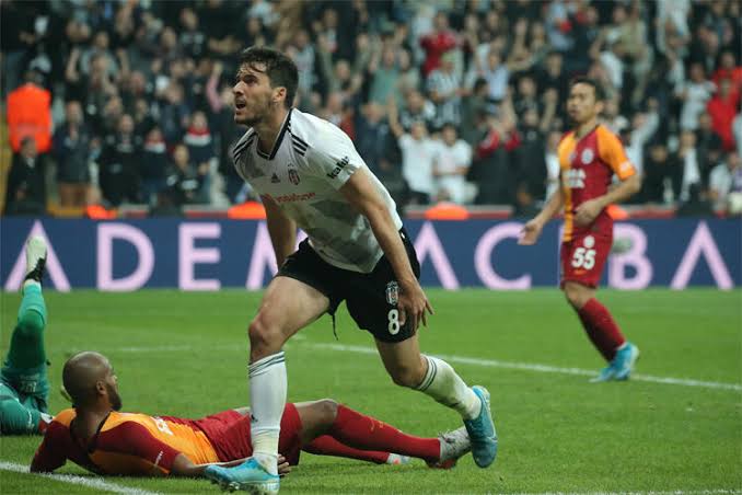 gs taraftarı ortalığı yangın yerine çevirip maç ertelensin diye ağlamakta haklı.. düşünsene ilk maçta bırak kazanmayı gol atmayı isabetli şutun dahi yok. Beşiktaş eze eze kazanmış gümbür gümbür geliyor tek çaren seyirci ve hakem. şimdi seyircin de yok.
#dansözgalatasaray