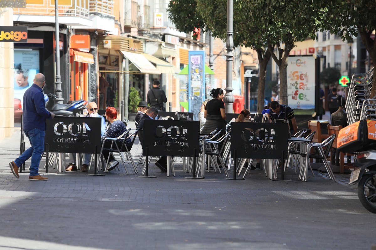 aytogetafe's tweet photo. #Getafe ha ordenado la retirada de las terrazas de la vía pública, en coordinación con el resto de medidas de responsabilidad que se está trasladando a la ciudadanía. #QuédateEnCasa y ayúdanos a evitar la propagación del COVID-19, la responsabilidad es de todos y todas https://t.co/QpOZWHbqiB