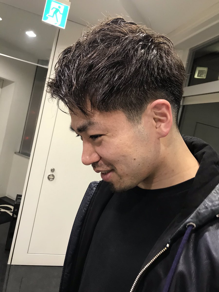 hanayabooster's tweet photo. 藤江建典選手ご来店〜🏀
今日はカットです✂︎ハードな練習後来てくれました。早く試合がみたいですね🏀
#藤江建典
#花耶はカットで岩手ビッグブルズを応援しています
#前髪は美川憲一
#俺体温は31度ってなんだそれ
#カメラ近くてすんません https://t.co/MUOb2yVaYw