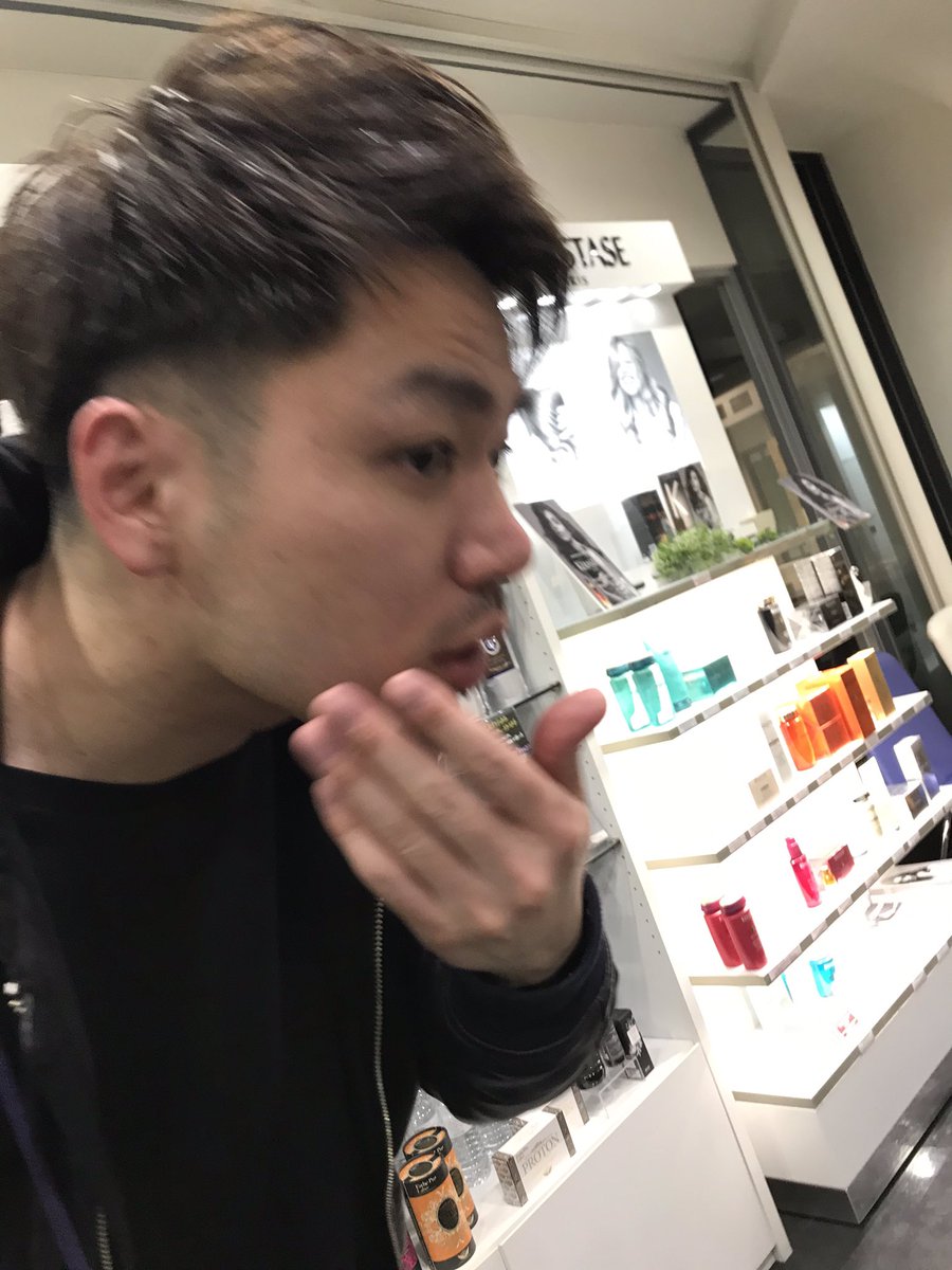 hanayabooster's tweet photo. 藤江建典選手ご来店〜🏀
今日はカットです✂︎ハードな練習後来てくれました。早く試合がみたいですね🏀
#藤江建典
#花耶はカットで岩手ビッグブルズを応援しています
#前髪は美川憲一
#俺体温は31度ってなんだそれ
#カメラ近くてすんません https://t.co/MUOb2yVaYw