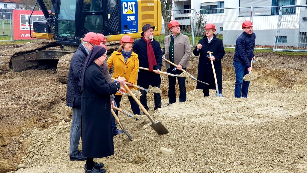 GeorgMalterer's tweet photo. Spatenstich für das Betreute Wohnen in Bernried. Ein Gemeinsames Projekt der Ambulanten Krankenpflege Tutzing und der Gemeinde Bernried. https://t.co/JmnHJMK3JJ