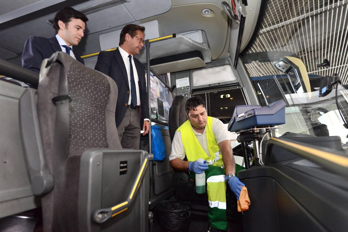 Esta mañana hemos supervisado junto al delegado de <a href="/FomentoAND/">Consejería de Fomento de la Junta de Andalucía</a> <a href="/agranados6957/">Antonio Granados</a> las medidas de desinfección y limpieza en nuestros autobuses. Trabajamos con medidas efectivas aprobadas por <a href="/AndaluciaJunta/">Junta de Andalucía</a> ante el #Coronavirus🦠.