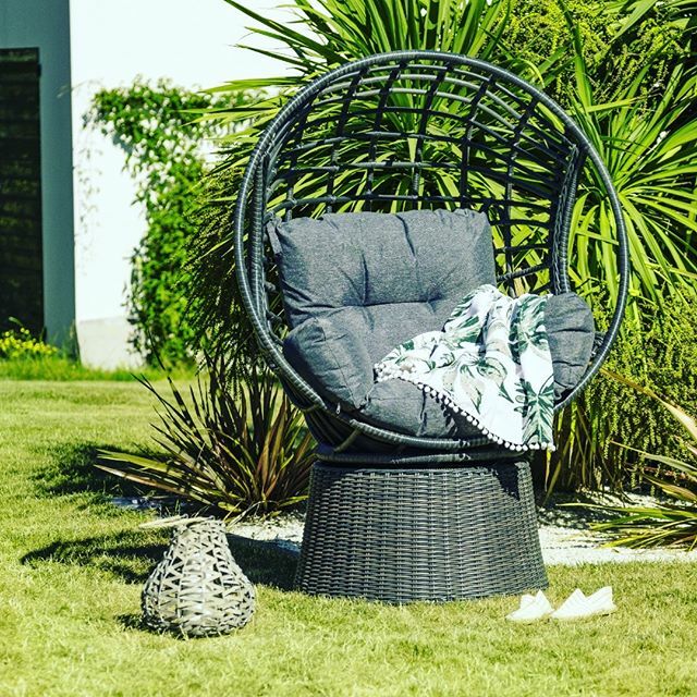 LRCVOUS's tweet photo. Le soleil ☀️ pointe le bout de son nez, qui rêve d'une sieste dans cette sublime balancelle 😴? #balancelle #sieste #bientotleweekend https://t.co/TPimpdbx6E https://t.co/lrR0VbEvyu