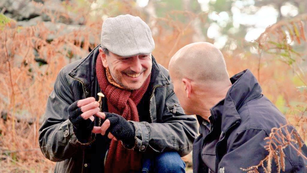 el_bosques's tweet photo. Como #YoMeQuieroQuedarEnCasa el #Domingo, te propongo un paseo por el #bosque de #piedralaves con el actor Marcial Álvarez. Va a descubrir lo que es una Cagarria! Has visto alguna? @PenaChef no la conocía pero menuda receta se marcó! A las 18:30 en @la2_tve @tve_tve #FelizFinde https://t.co/kYaEkHqN5i