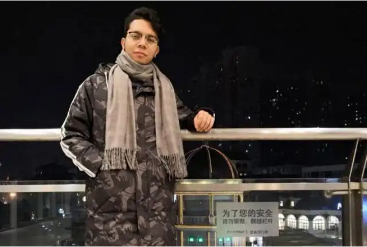 Comparte este colombiano en Wuhan de la suerte para que aprendas a tomar decisiones con calma.