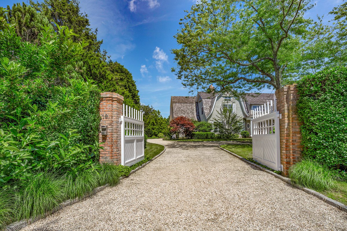 MarthaGundersen's tweet photo. Gated entry into one of the finest East Hampton Estates at 19 Lily Pond Lane. Custom-designed by Francis Fleetwood and with deeded access to Main Beach. Listed for $10,995,000.

https://t.co/ezGlAD7e4e

#19LilyPondLn #hamptons #realestate #hamptonsrealestate #luxury #EastHampton https://t.co/e3cIzwokWJ