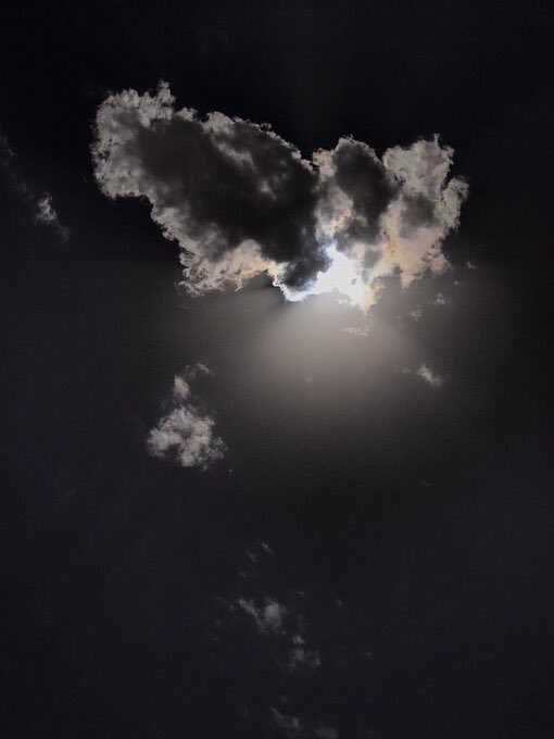 مرحباً ايتها الغيُوم لدي انتماء نحوك وكأنك شي من اعماقي☁️💙.