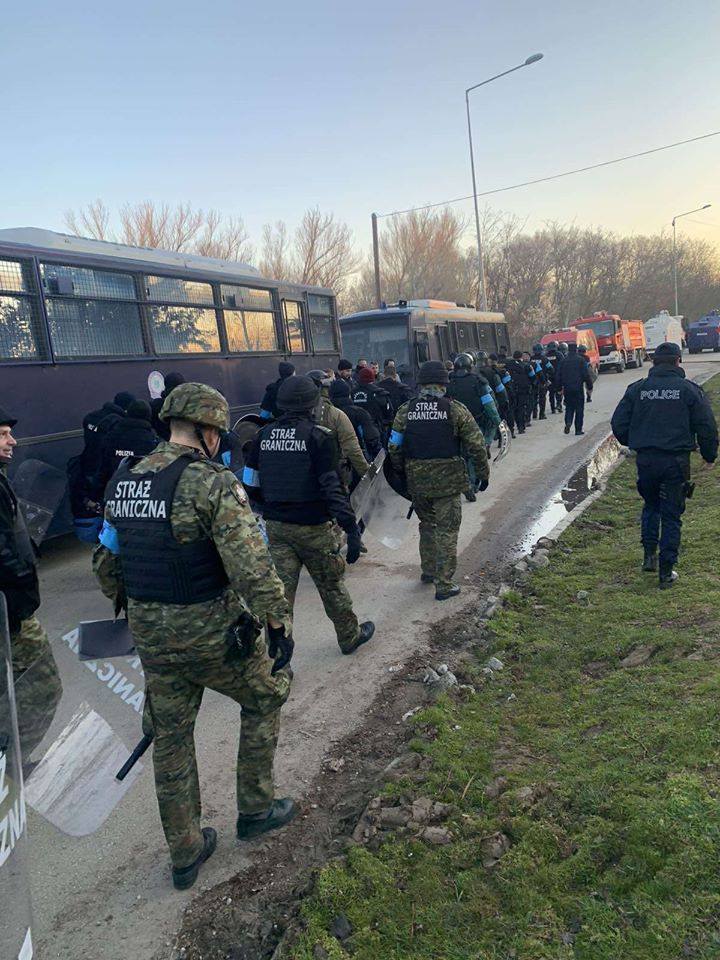 bogdan607's tweet photo. Posiłki na granicy grecko-tureckiej
skończyło się heheszkowanie :) https://t.co/jNPfM36C3t