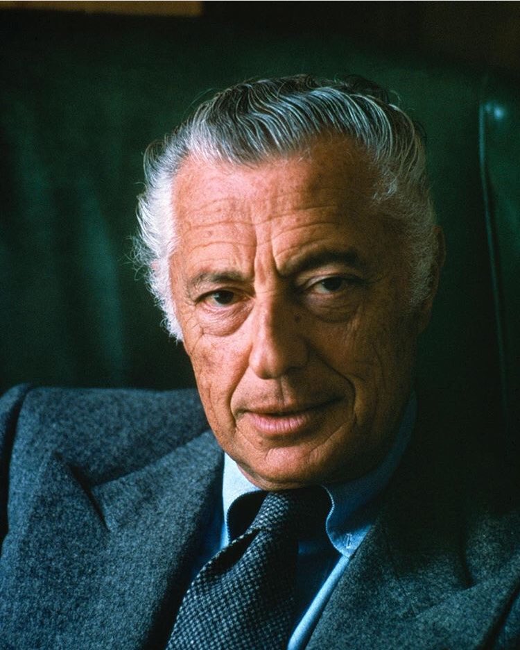 雨降蛙 スーツに興味を持ち出すと ボタンダウンシャツはダメだとか ネクタイの剣先は 太さは みたいなルールがすごく重要な気になるものなんだけど もしクラシコイタリアが気になるなら 元フィアット会長の ジャンニ アニェッリの着こなしをぜひ見て