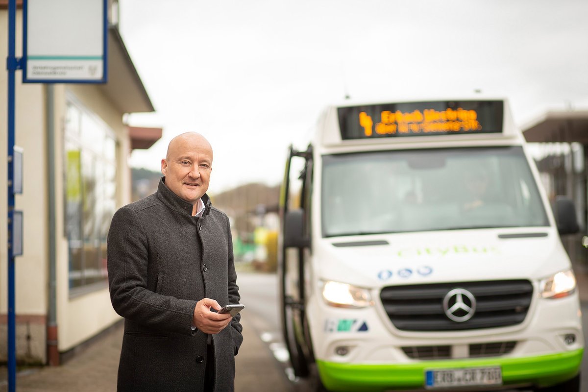 garantiertmobil's tweet photo. Seine Fahrten bucht Bürgermeister @StephanKelbert ganz einfach über die @garantiertmobil-App. Unterwegs ist er mit dem #CityBus oder #Fahrrad. Das Auto stehen zu lassen fällt ihm sichtlich leicht. 😉
#Klimaschutz #UmsteigerTicket #Autofasten https://t.co/qhkdPZwI8d