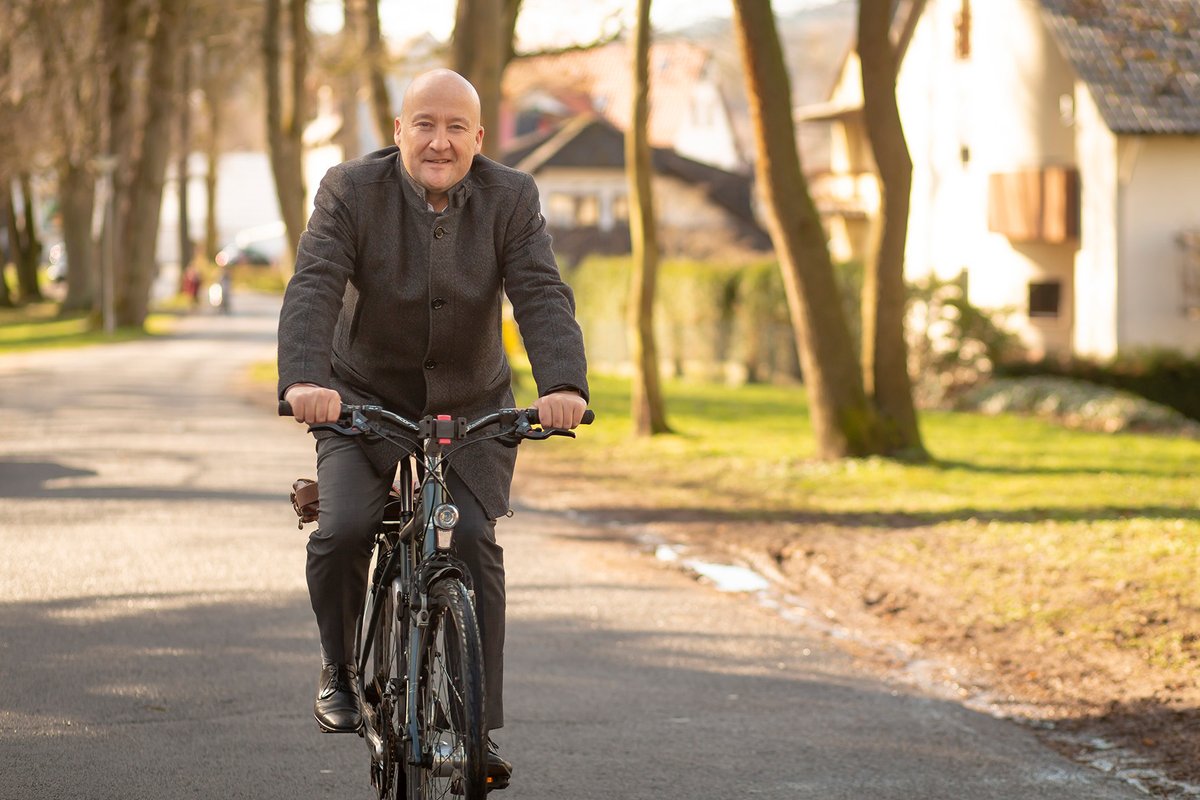 garantiertmobil's tweet photo. Seine Fahrten bucht Bürgermeister @StephanKelbert ganz einfach über die @garantiertmobil-App. Unterwegs ist er mit dem #CityBus oder #Fahrrad. Das Auto stehen zu lassen fällt ihm sichtlich leicht. 😉
#Klimaschutz #UmsteigerTicket #Autofasten https://t.co/qhkdPZwI8d