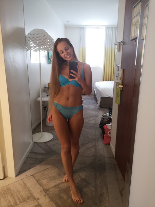 Today I was asked if I'm getting paid for performing in porn 😂😂 I suck for food 😀 https://t.co/IhfCg