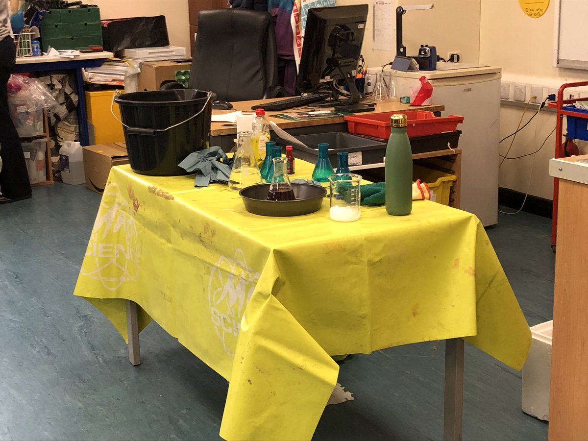 StColumbasLPrep's tweet photo. #SCCLowerPrep enjoying the Mad Science Workshop on dry ice. Great thinkers! #SCCScience https://t.co/EfyMRLe7wI
