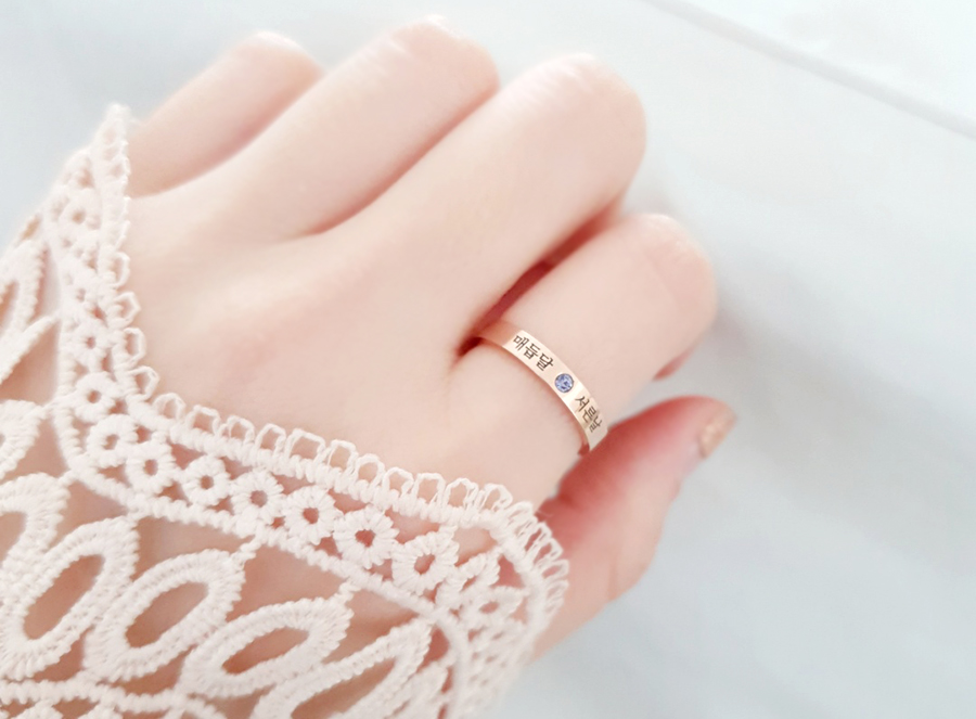 data_bu's tweet photo. ♥RT이벤트♥ RT해주신 분 준 3분께 '오늘도반짝'의 탄생석 각인 반지 선물드립니다! 당발은 3월 22일 일요일~!! 각인과 탄생석은 원하시는 문구로 해드려요! 각인반지 외에도 팔찌 목걸이 이쁘고 심플한거 많아요! 커플링 우정링 최애굿즈 만들기 좋아요^ㅅ^     https://t.co/IeR9emjfg6 https://t.co/aeLd16Jt1j