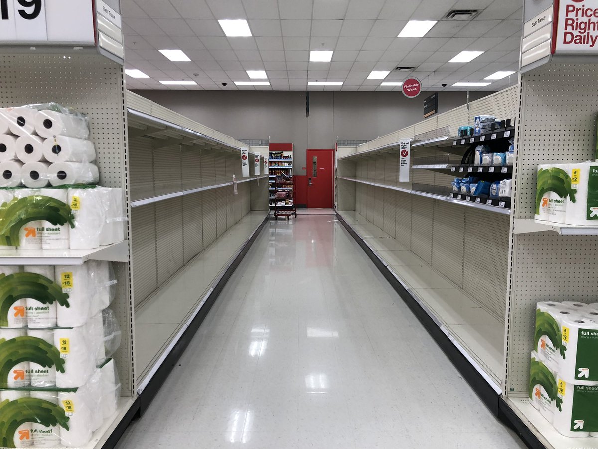 ohgoshdarnit's tweet photo. @ayenessa @itswalela Toilet paper aisle at target https://t.co/uPQoSChCAP