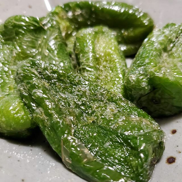 JasnTru's tweet photo. Deep fried blistered piiman with salt and pear balsamic. It virtuous because it's green. #piiman #bellpeppers #ใใผใใณใฎใใใ #ใใผใใณ #ใใใ https://t.co/HrIUx3Wv5D https://t.co/nzLvmyAmIx