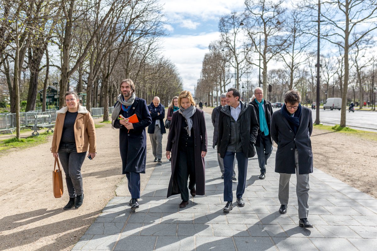 Paris 8 avec Villani (@villaniparis8) on Twitter photo Pour la derniĂšre dĂ©ambulation de <a href="/VillaniCedric/">CĂ©dric Villani</a> avec <a href="/ibordry/">Isabelle Bordry</a> et son Ă©quipe du #NouveauParis dans le 8e avant le 1er tour des #Municipales2020, honneur aux Champs-ElysĂ©es, dont on rĂȘverait qu'elle redevienne "la plus belle avenue du monde" ! Merci <a href="/Comitechamps/">ComitĂ©ChampsElysĂ©es</a> pour son accueil. Pour la derniĂšre dĂ©ambulation de <a href="/VillaniCedric/">CĂ©dric Villani</a> avec <a href="/ibordry/">Isabelle Bordry</a> et son Ă©quipe du #NouveauParis dans le 8e avant le 1er tour des #Municipales2020, honneur aux Champs-ElysĂ©es, dont on rĂȘverait qu'elle redevienne "la plus belle avenue du monde" ! Merci <a href="/Comitechamps/">ComitĂ©ChampsElysĂ©es</a> pour son accueil.