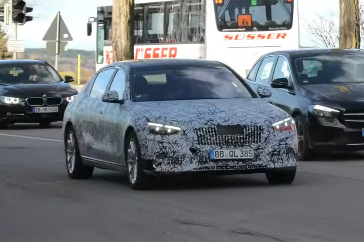CarBuzzcom's tweet image. All-New Ultra-Luxurious Mercedes-Maybach S-Class Has Been Spied. Hiding behind its camouflage, the new Maybach is as elegant and opulent as ever. #europeanluxurysedans #futurecars #spyvideo #video Read: car.bz/siu8wf1