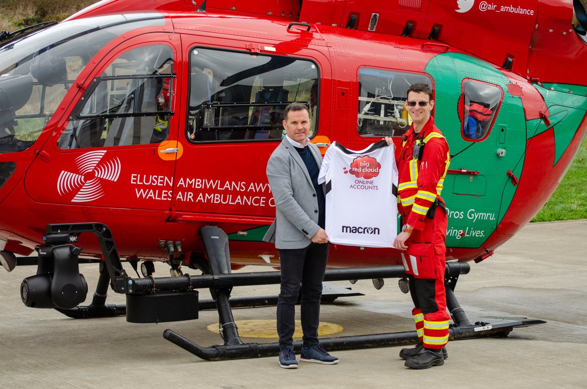 BigRedCloud's tweet photo. Fantastic day visiting @air_ambulance, the worthy winners of our #Ref4ARound competition in association with @PRO14Official. 🚁

Llongyfarchiadau from the team at @BigRedCloud! 🏴󠁧󠁢󠁷󠁬󠁳󠁿 https://t.co/XMy6Aqo36G