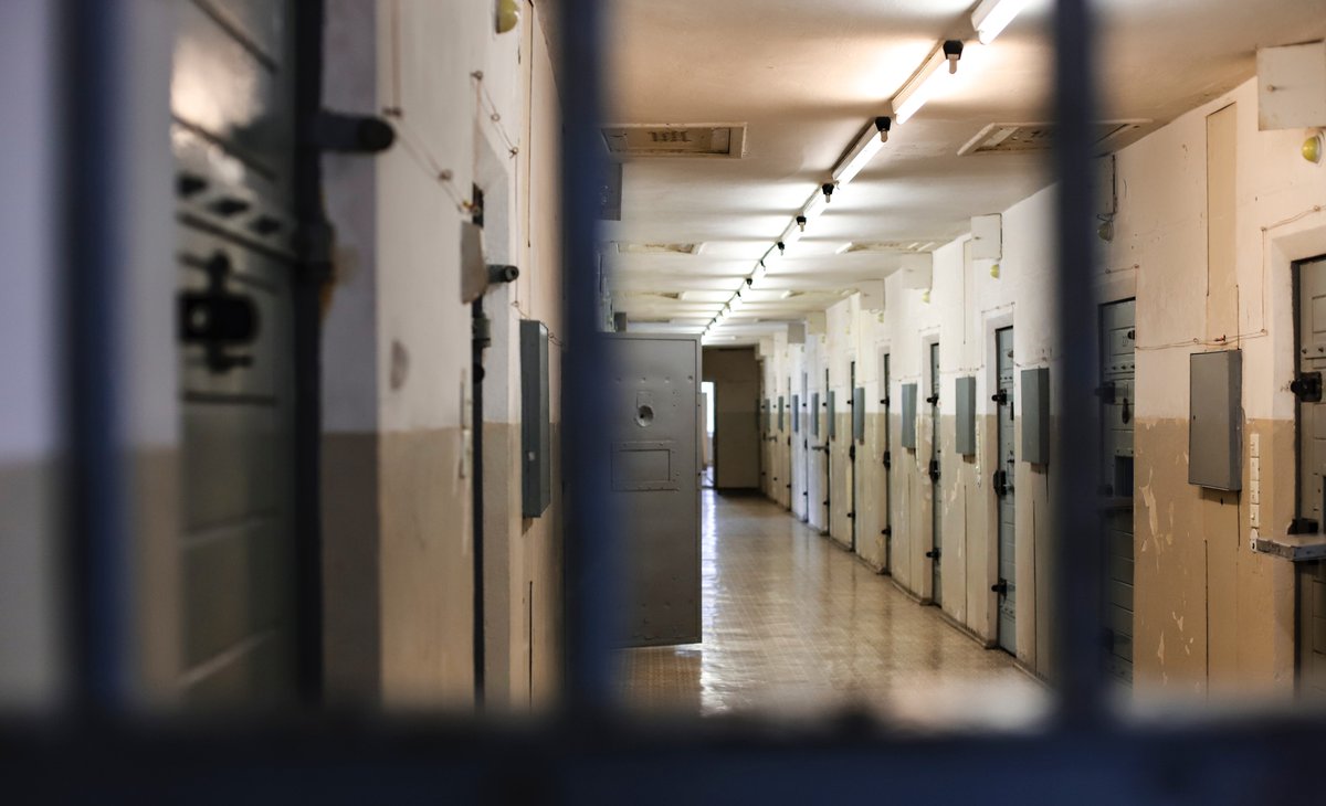 Человек за решеткой. За решеткой. Что писать в тюрьму. Пожизненное заключение. Тюремная камера.