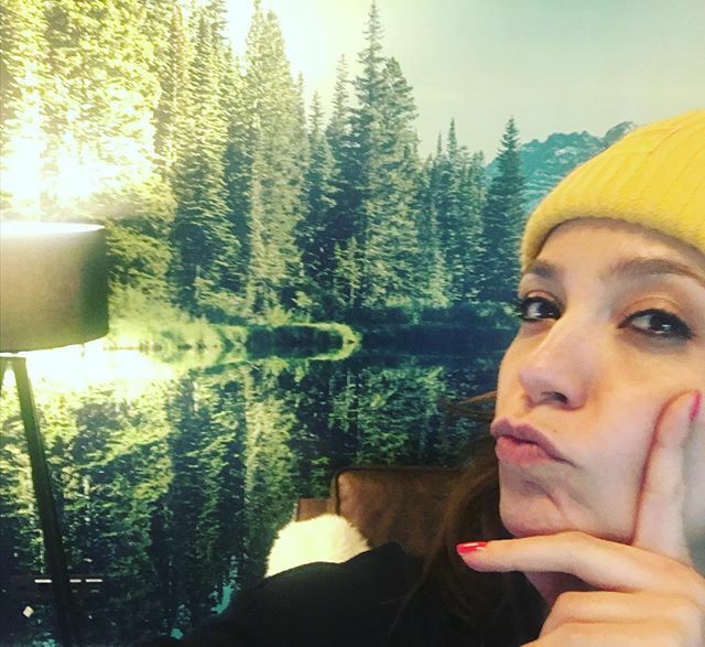 MissAnikaL's tweet photo. Friday the 13th...and I think I’m standing in the forest...DANGLISH for “Ich glaub ich steh im Wald!” 🤣🤪 @studiofunk // Let’s do some dubbing!
How r u peeps doing?!? Stay healthy!!! &amp; don’t forget to make the most of it...laughing helps! 🙋🏻‍♀️💋 #herewego… https://t.co/tmN9dNcbMQ https://t.co/rFLJpFwvbf