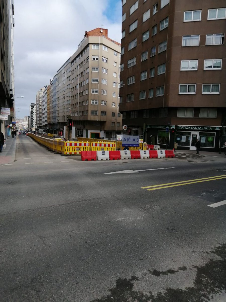 ConcelloCoruna's tweet image. 🚗 Esta mañá reabriuse ao tráfico o cruzamento da rolda de Nelle coa avenida Fisterra. Quedan suprimidos todos os xiros á esquerda.

🚌 Ademais, os buses recuperaron xa o seu itinerario habitual.