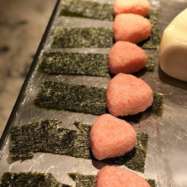 CARBONオープンしました‼️ 裏メニューの明太子おにぎり😋🍙 スタッフに一声掛けてください🤗✨ 今夜は今のところゆっくりと営業中です🍷

是非遊びに来てください🎉

#carbon_tokyo
#隠れ家バー