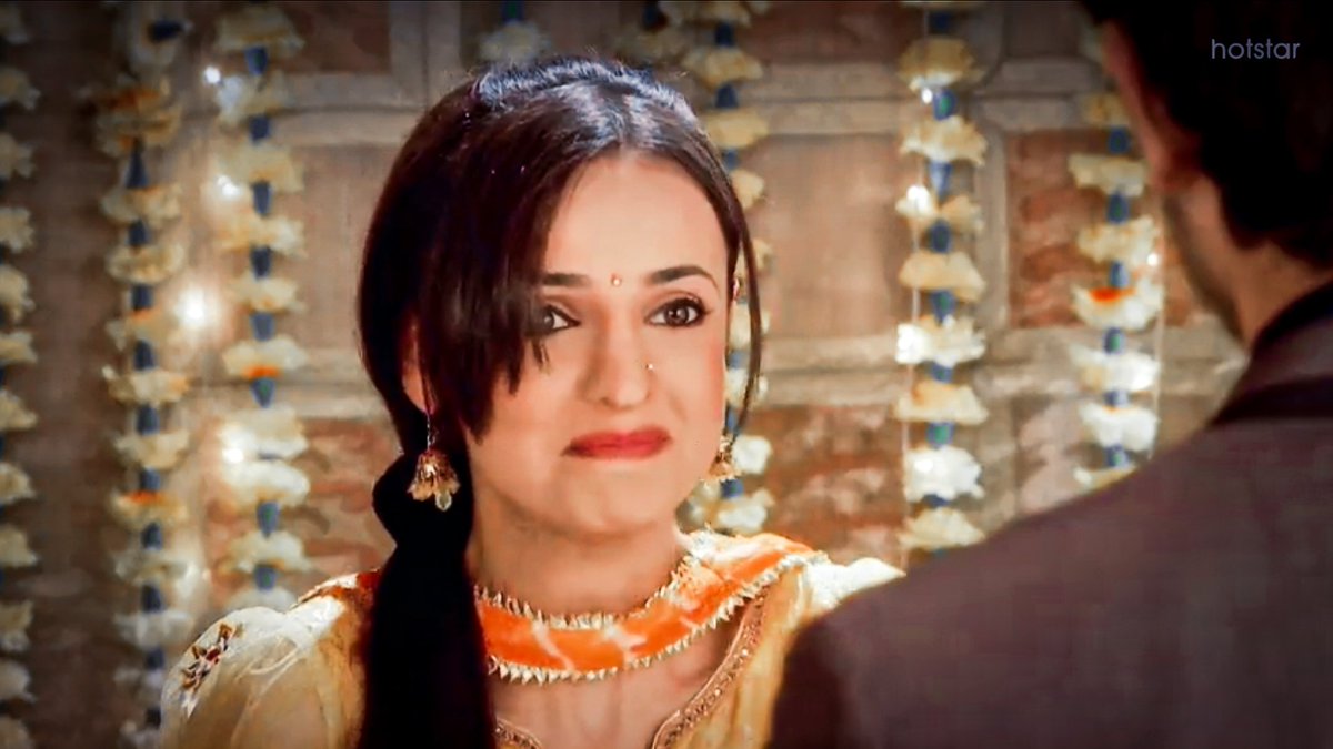 K: 'Gaal pe haldi laga je aap bilkul cartoon jai-'A: 'Stop it.'*Wipes haldi from her dupatta*A: 'See ab hassi ruk gai.' #SanayaIrani  #BarunSobti  #IPKKND  #IPKKNDRewind  #Arshi