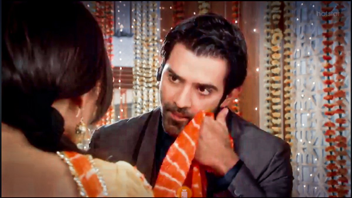 K: 'Gaal pe haldi laga je aap bilkul cartoon jai-'A: 'Stop it.'*Wipes haldi from her dupatta*A: 'See ab hassi ruk gai.' #SanayaIrani  #BarunSobti  #IPKKND  #IPKKNDRewind  #Arshi