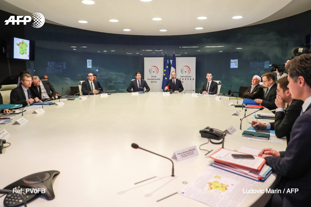 afpfr's tweet photo. #covid_19 : le gouvernement interdit les rassemblements de plus de 100 personnes (Philippe) #AFP https://t.co/AjBHO91dz9