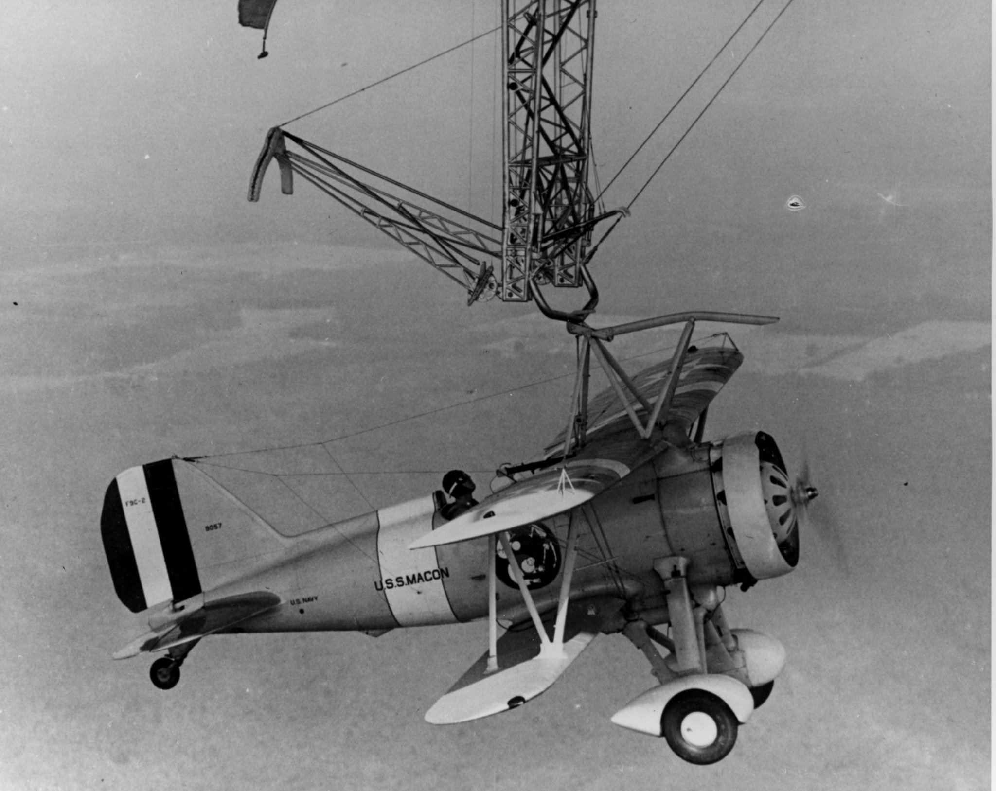 Hiroki Honjo 空中空母の系譜 1930年代初頭 米国海軍は5機の艦載機を搭載する巨大な硬式飛行船 アクロン と メイコン を相次いで就役させました 空中空母 とも呼べる両艦ですが 飛行船から戦闘機を発進させるという構想は 第一次大戦下に Hiroki Honjo 空中空母の系譜 1930年代初頭 米国海軍は5機の艦載機を搭載する巨大な硬式飛行船 アクロン と メイコン を相次いで就役させました 空中空母 とも呼べる両艦ですが 飛行船から戦闘機を発進させるという構想は 第一次大戦下に