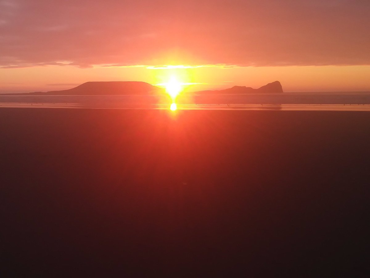 LI_Wales's tweet photo. Quick fire Friday!
Here’s 3 entries to the LI #Wales #LI90 #photo competition.
1: James O’Donnell @ Rhossili Bay
2: Louse Ball ‘Silent Links’ @ Grangemoor Park, Cardiff
3: Olwen Maidment ‘Sunset over Worms Head’
@talklandscape #landscape #wales #photooftheday #place #photo https://t.co/PsoQ8AEwSG