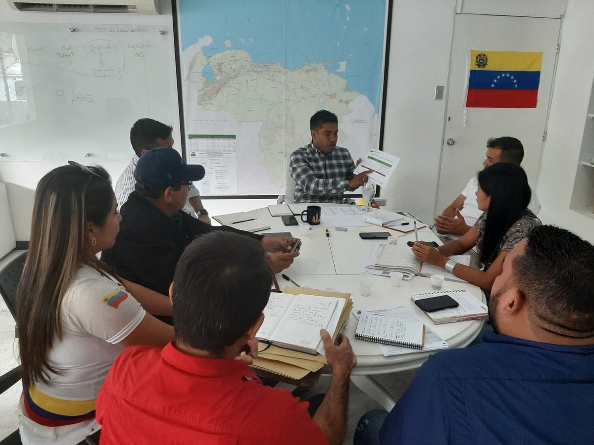 INTi_Venezuela's tweet photo. #13Mar | En un encuentro efectuado este jueves en la sede central del INTi, coordinadores de las Oficinas Regionales de Tierra (ORT) evaluaron junto al presidente del organismo, Luis Soteldo, los planes dirigidos a democratizar la tenencia de la tierra.
#SomosGarantíaAlimentaria https://t.co/dUeUoGDAxV