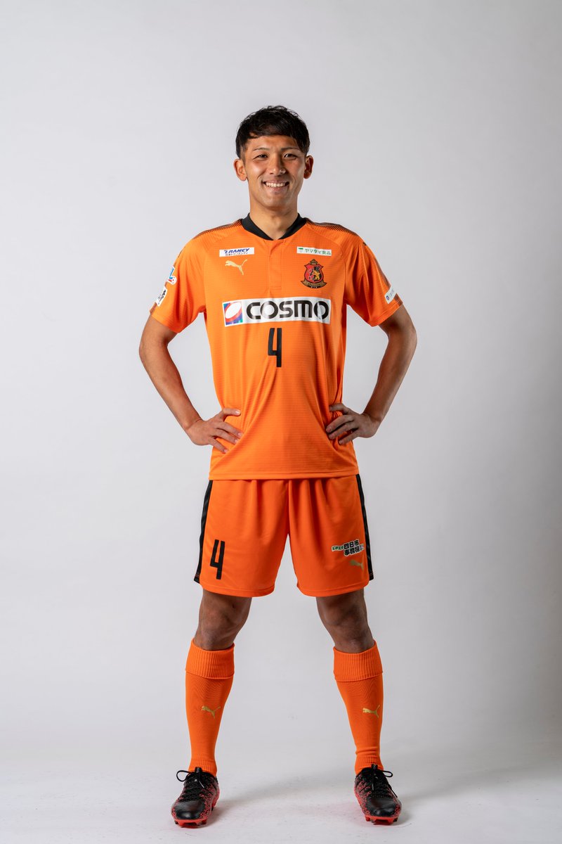 【背番号4 #寺田匡史 】
崎北高校から鹿児島ユナイテッドFC、アルティスタ浅間を経て2019年に #ヴィアティン三重 へ加入。
泥臭く熱いプレイが特徴のＣＢ。誰が見ても応援したくなる好青年です‼️😊

プロフィールはこちら⚽️
veertien.jp/fc/player_20/d…

#選手紹介   #行くぞJ