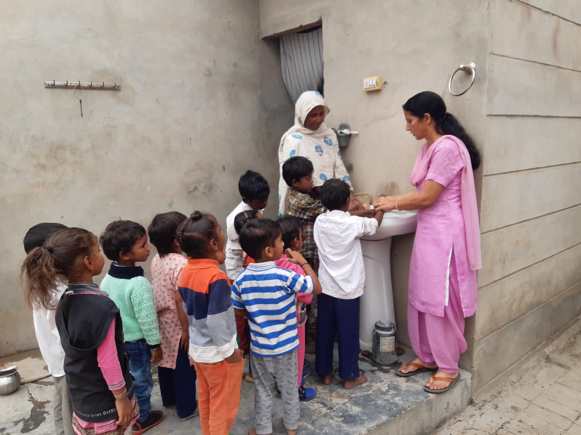 PoshanFerozepur's tweet photo. To spread the awareness regarding #HandWash, #Sanitation, and #Hygiene, hand washing, home visits, and sessions were organized.
#POSHANPakhwada2020 #SahiPOSHANDeshRoshan #LetsWashHands #JanAndolan #SwachhFerozepur #SwasthFerozepur
@MinistryWCD @POSHAN_Official @smritiirani https://t.co/tM0KkdEU9w