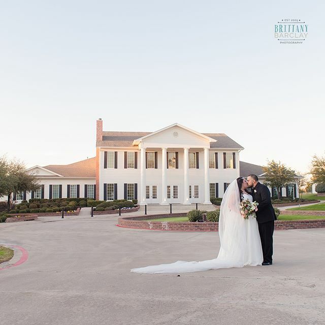 PhotoBBP's tweet photo. It's anniversary weekend for these two!  Happy Anniversary Miranda &amp; Jesse.  I hope you two have a wonderful weekend celebrating! #brittanybarclayphotography #bridesofbbp https://t.co/s1dCgaCzlg https://t.co/GSq4L6AouG