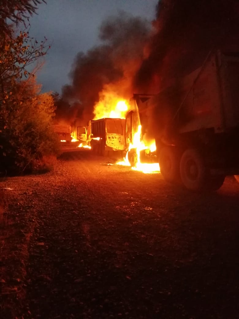 MAKILERO's tweet photo. A lo menos 5 camiones quemaron en horas de esta mañana en el fundo "El Manzano" sector Lolcura, bomberos de Mininco y Esperanza llegaron hasta el lugar a eso de las 7:30 horas de esta manaña. la información esta en desarrollo. https://t.co/wgXewqngst