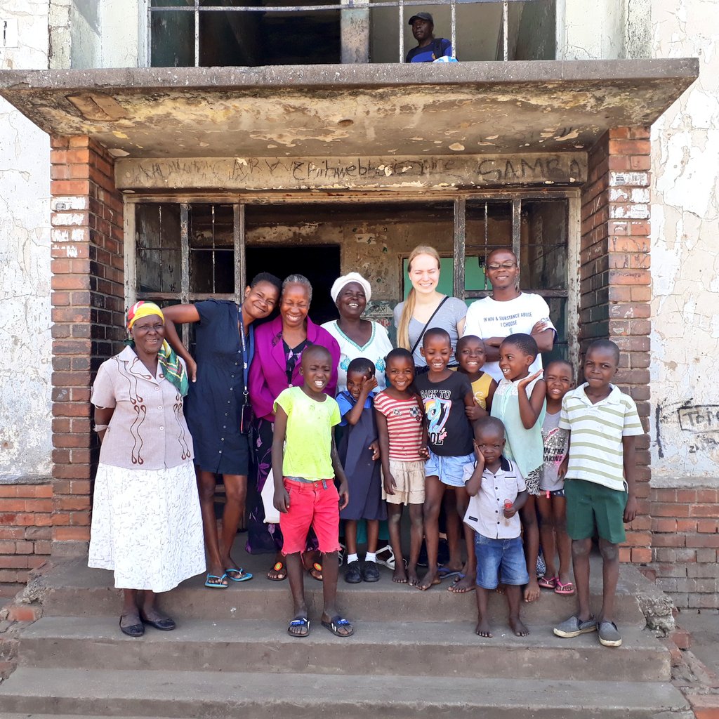 friendshipbench's tweet photo. Always the friendliest welcome at #MatapiFlats. There's so much love in this community, every1s keen to share their daily routine, show newcomers around and introduce us to their friends. A genuinely #caringcommunity, looking out for one another & allowing diversity within. #Zim https://t.co/yb7AO4tWak