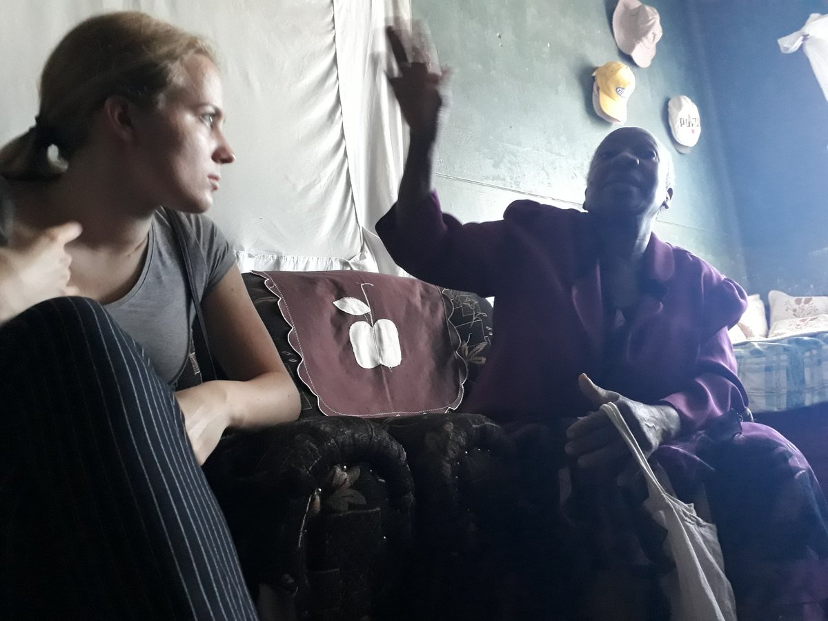 friendshipbench's tweet photo. Always the friendliest welcome at #MatapiFlats. There's so much love in this community, every1s keen to share their daily routine, show newcomers around and introduce us to their friends. A genuinely #caringcommunity, looking out for one another & allowing diversity within. #Zim https://t.co/yb7AO4tWak