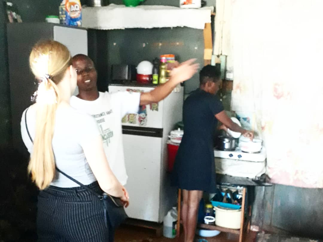 friendshipbench's tweet photo. Always the friendliest welcome at #MatapiFlats. There's so much love in this community, every1s keen to share their daily routine, show newcomers around and introduce us to their friends. A genuinely #caringcommunity, looking out for one another & allowing diversity within. #Zim https://t.co/yb7AO4tWak