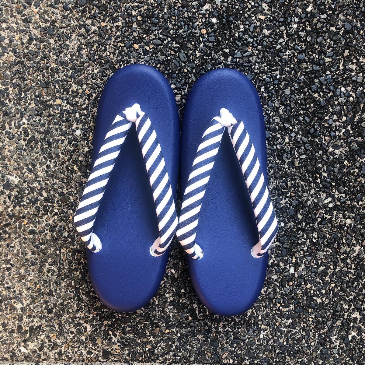 はこにわ以来のキモノ。
デニムキモノコーデ。
ナナメ鼻緒がお気に入り。

ご購入は、ネットショップからできます！↓
wakomonoharu.shop-pro.jp
#haruぞうりとキモノコモノ屋
#草履#きもの #キモノ#半衿 #足袋#キモノコモノ

次回の出展予定
５月東京キモノショー
６月大大阪キモノメーカンエポック